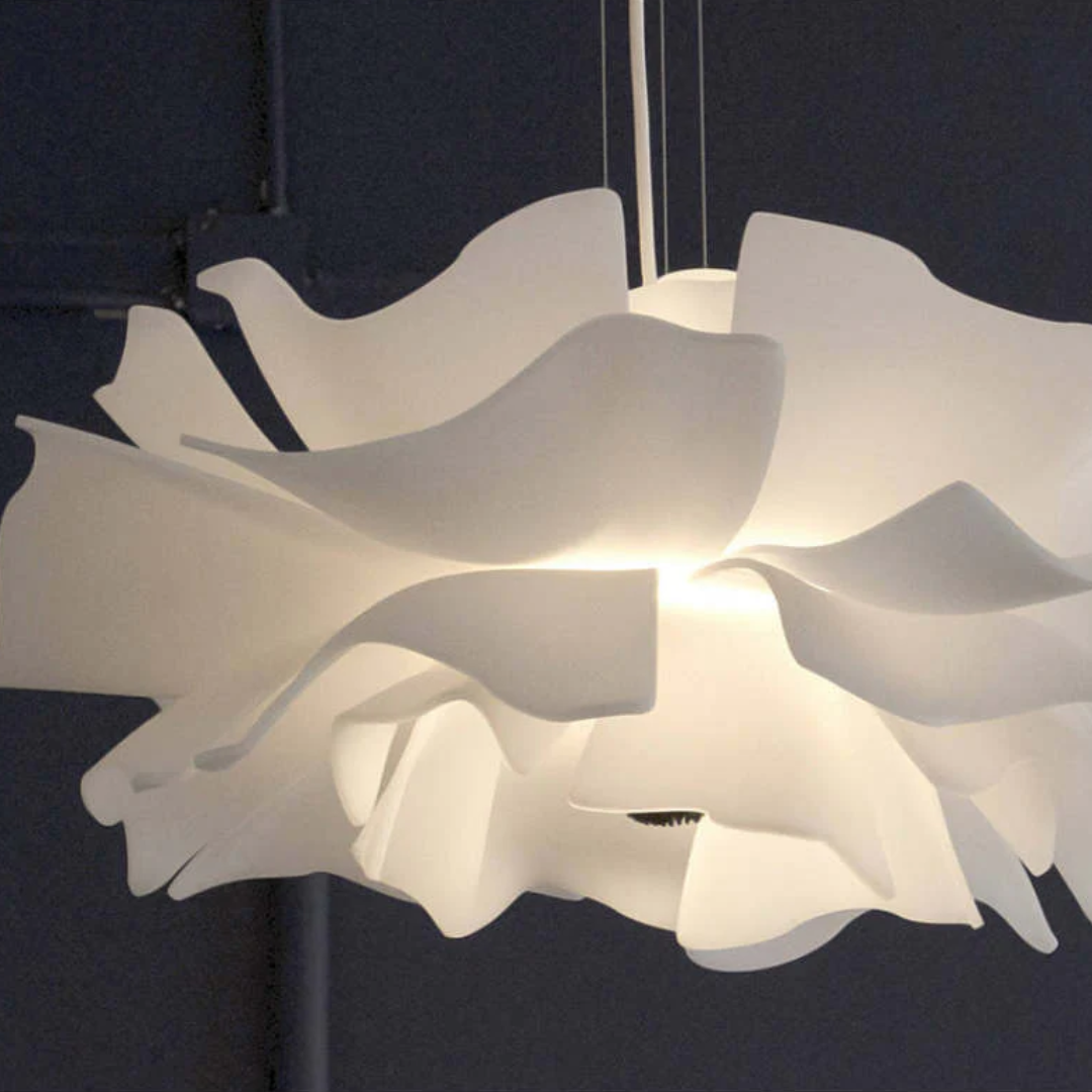 Moderne weiße Pendelleuchte aus Kunststoff, wellenförmiges Design, Innenbeleuchtung.