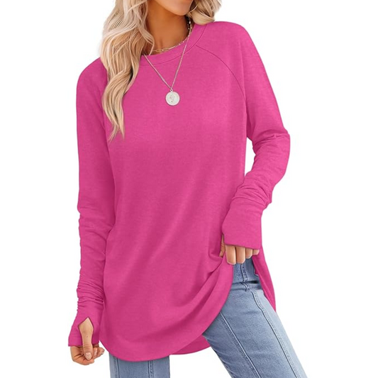 Frau in pinkem Langarmshirt und blauer Jeans, lässige Mode, Herbstkleidung, Damenbekleidung.