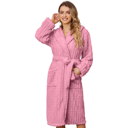 Frau in rosa Fleece-Bademantel mit Kapuze und Gürtel, gemütlich, warm, modisch.