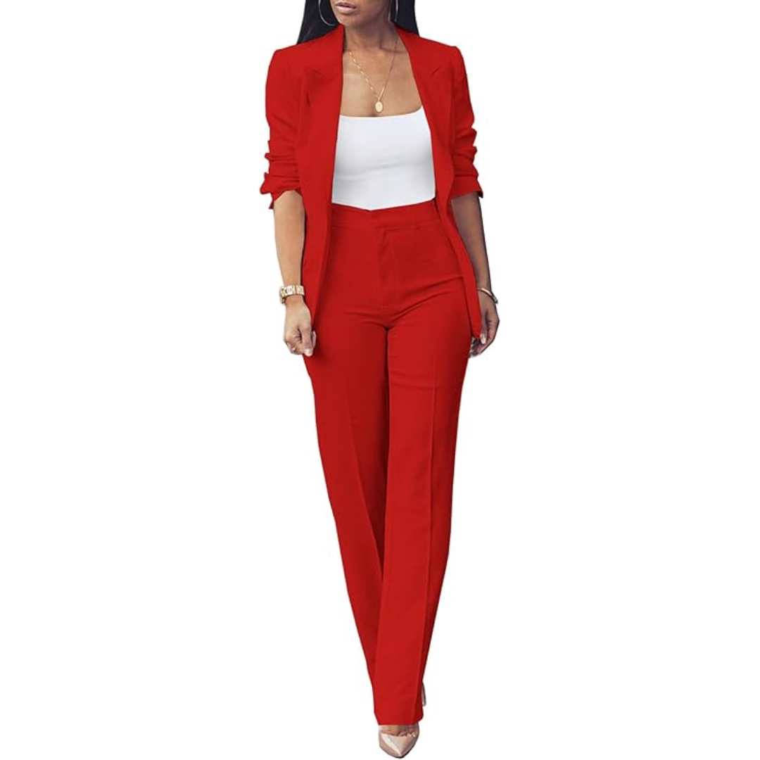 Frau in rotem Hosenanzug, weißem Top, eleganter Business-Look, Mode für Damen.