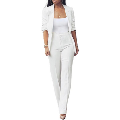 Frau in weißem Hosenanzug, elegantes Business-Outfit, Damenmode, Bürolook, stilvoll.