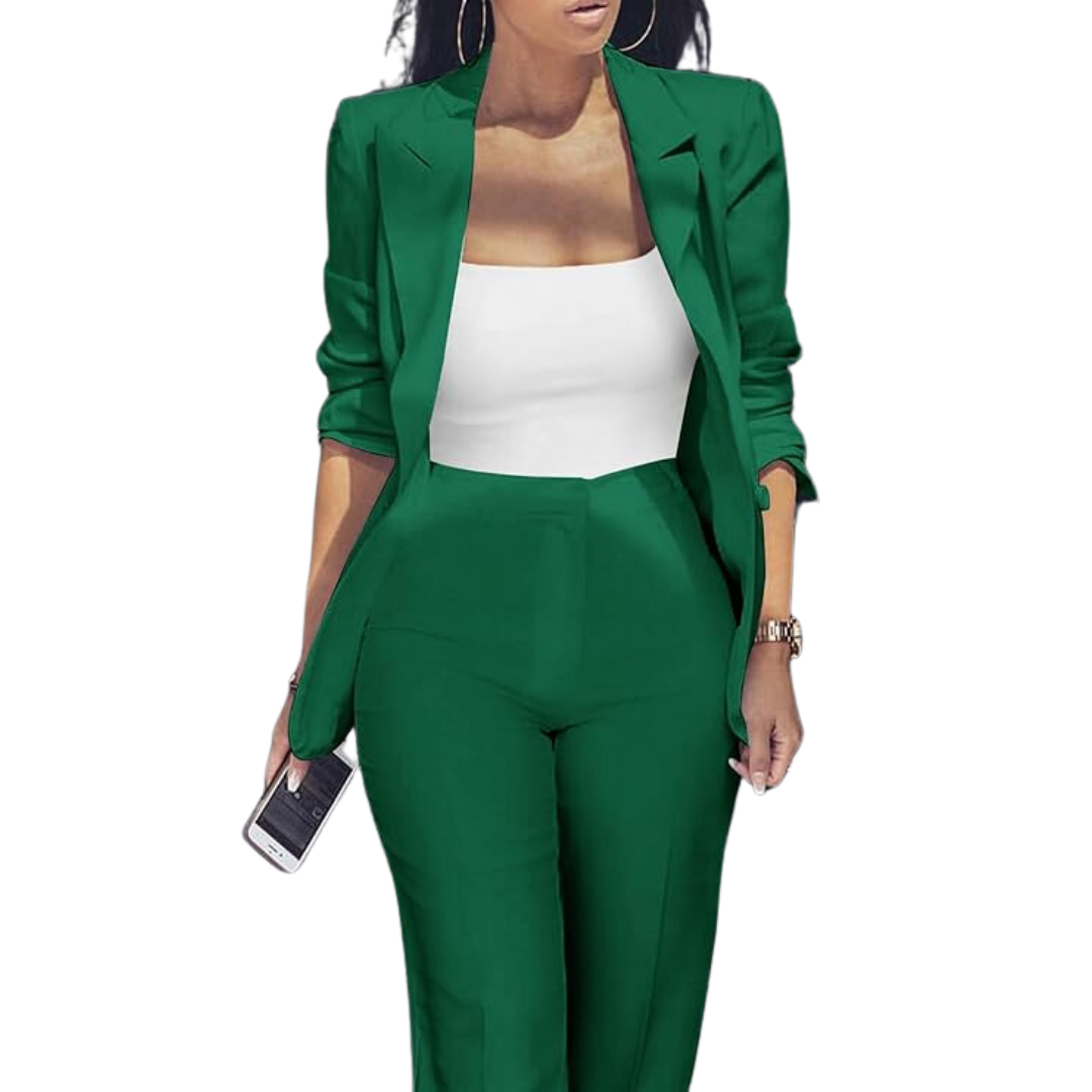 Frau in grünem Anzug mit weißem Top, Businessmode, eleganter Damenanzug, modisch, Bürooutfit.