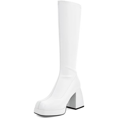 Weiße Damenstiefel mit Blockabsatz, kniehoch, modisch, aus Lederimitat.