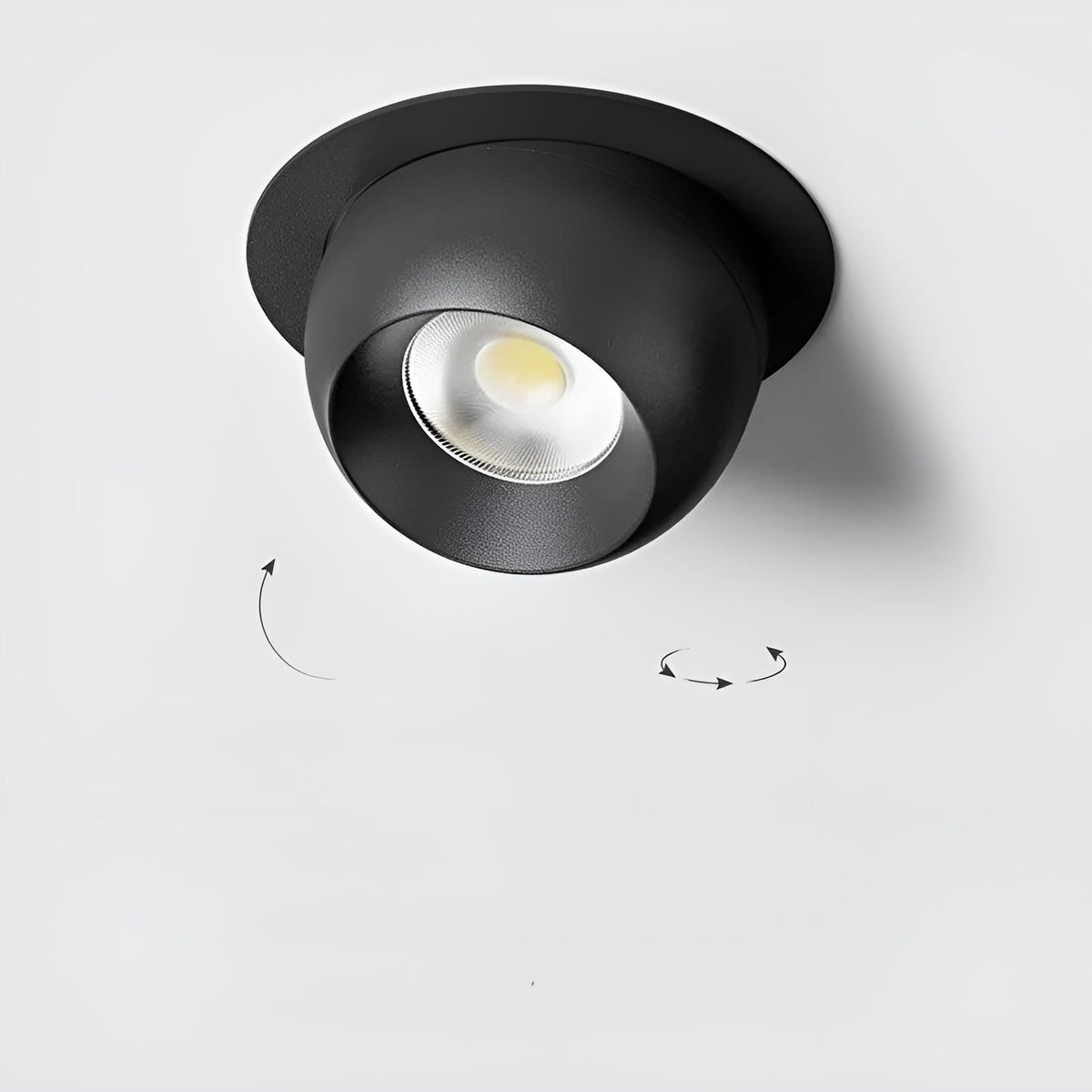 Schwarzer Einbaustrahler mit schwenkbarem Kugelkopf; Pfeile zeigen die Neigung und die Drehung des Lichtkopfs 5