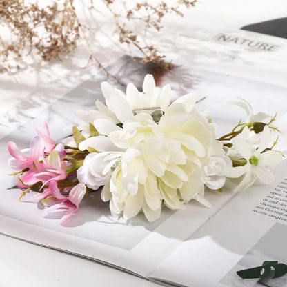 Künstliche weiße und rosa Blumen auf Magazin, Dekoration, Fotografie, Nahaufnahme.