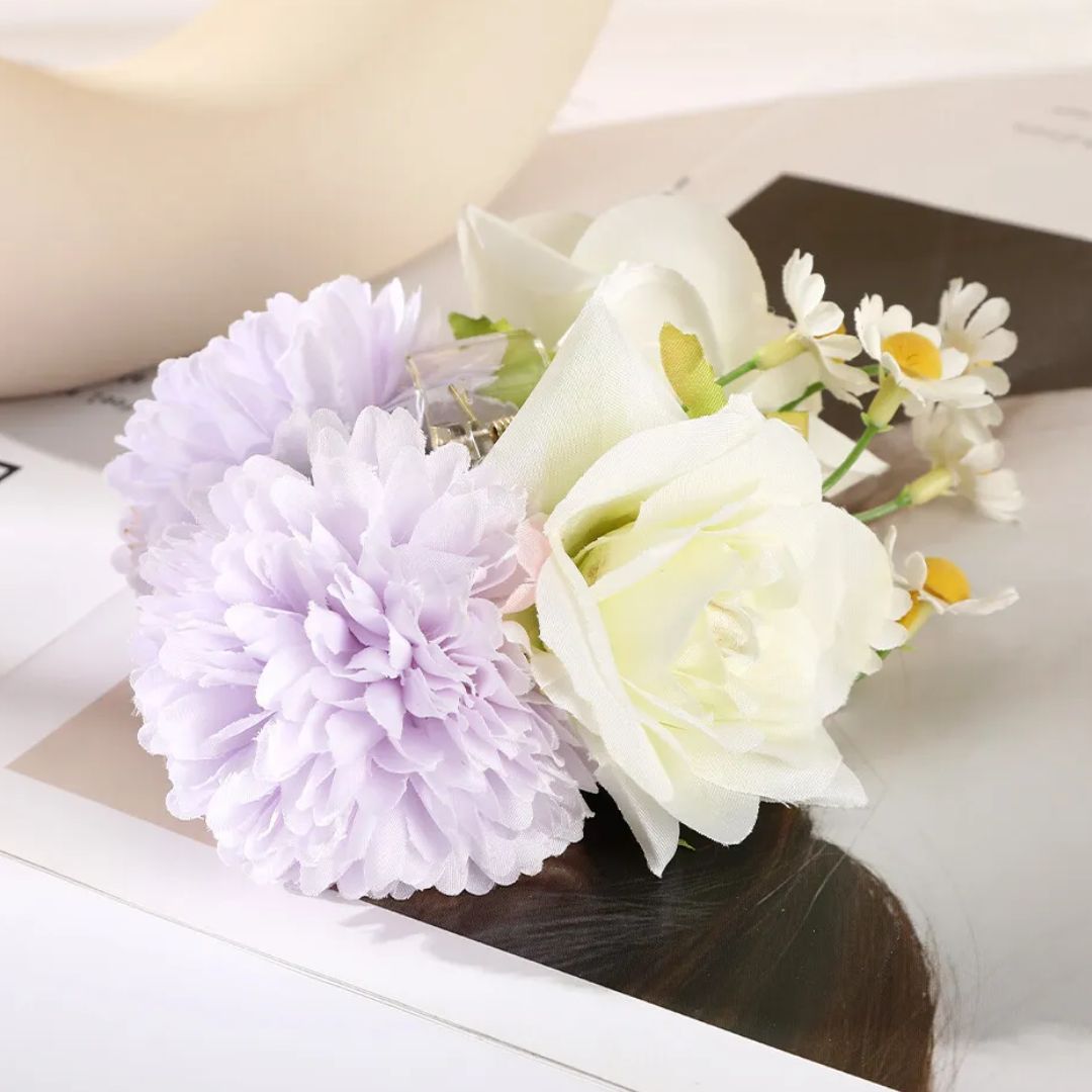 Künstliche Blumenstrauß, lila und weiße Blüten, Dekoration, Seidenblumen, Tischdeko.