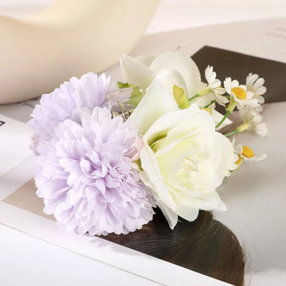 Künstliche Blumenstrauß, lila und weiße Blüten, Dekoration, Seidenblumen, Tischdeko.