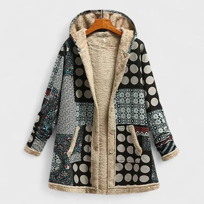 Knopfparka mit Kapuze und Teddyfutter, schwarzweißes Patchwork-Muster mit Punkten und kleinteiligen Ornamenten, am Holzbügel 4