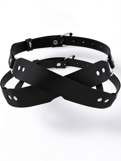 Schwarze Augenmaske aus überkreuzten Riemen mit Nieten, Ringen und Schnallen, freigestellt auf weißem Hintergrund 1