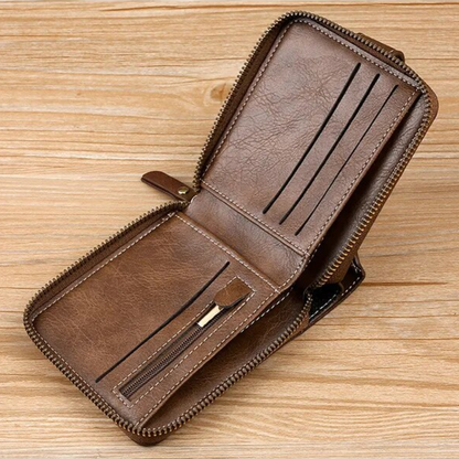 Braune Vintage-Leder-Geldbörse mit Reißverschluss, Kartenfächern und Münzfach auf Holztisch.