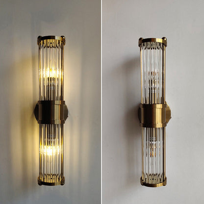 Messing Wandleuchte mit Glasstäben, vertikal montiert, modernes Design, warmes Licht.