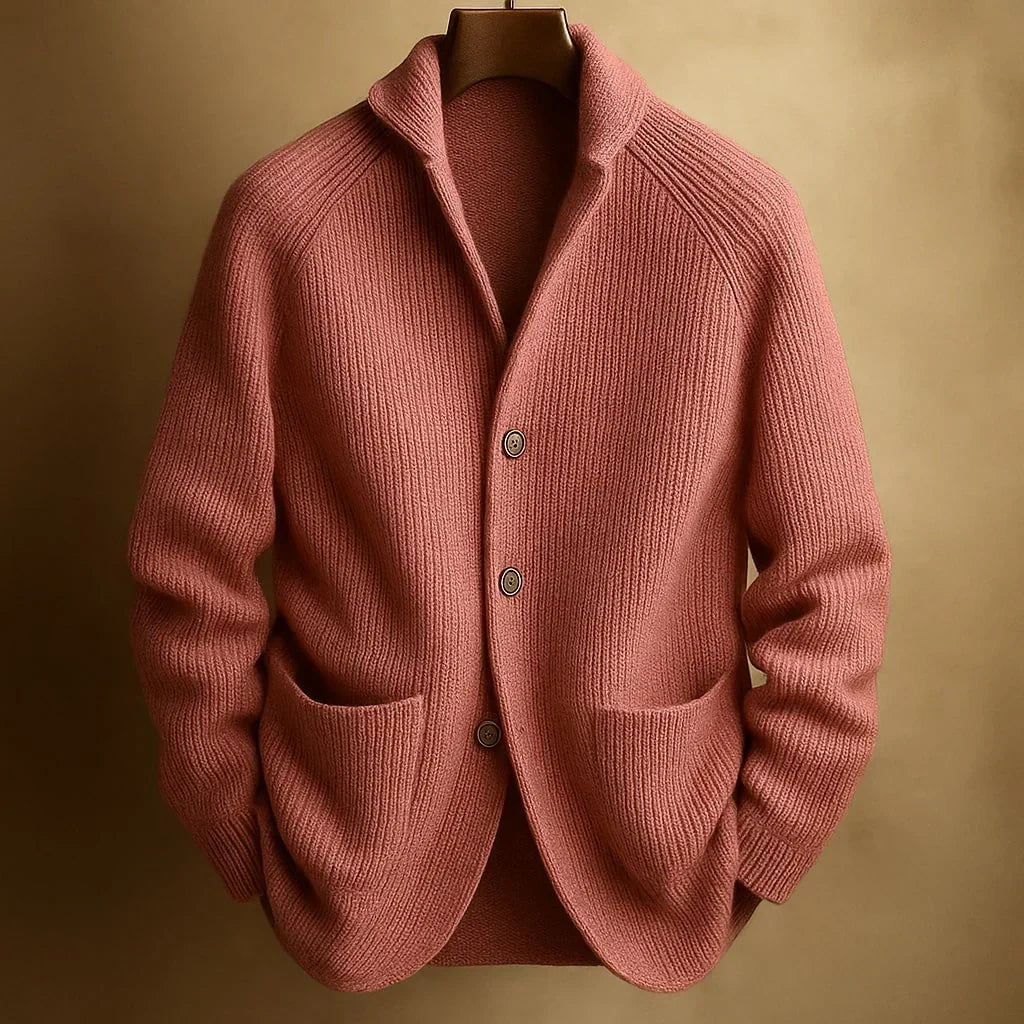 Terrakottafarbene Strickjacke mit Rippenstruktur, Schalkragen und drei Knöpfen, an Holzbügel vor braunem Hintergrund 6