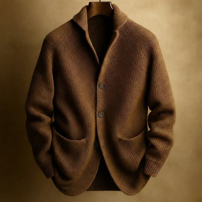 Braune Strickjacke mit Schalkragen, Raglanärmeln und aufgesetzten Taschen, am Bügel vor goldbraunem Hintergrund 7