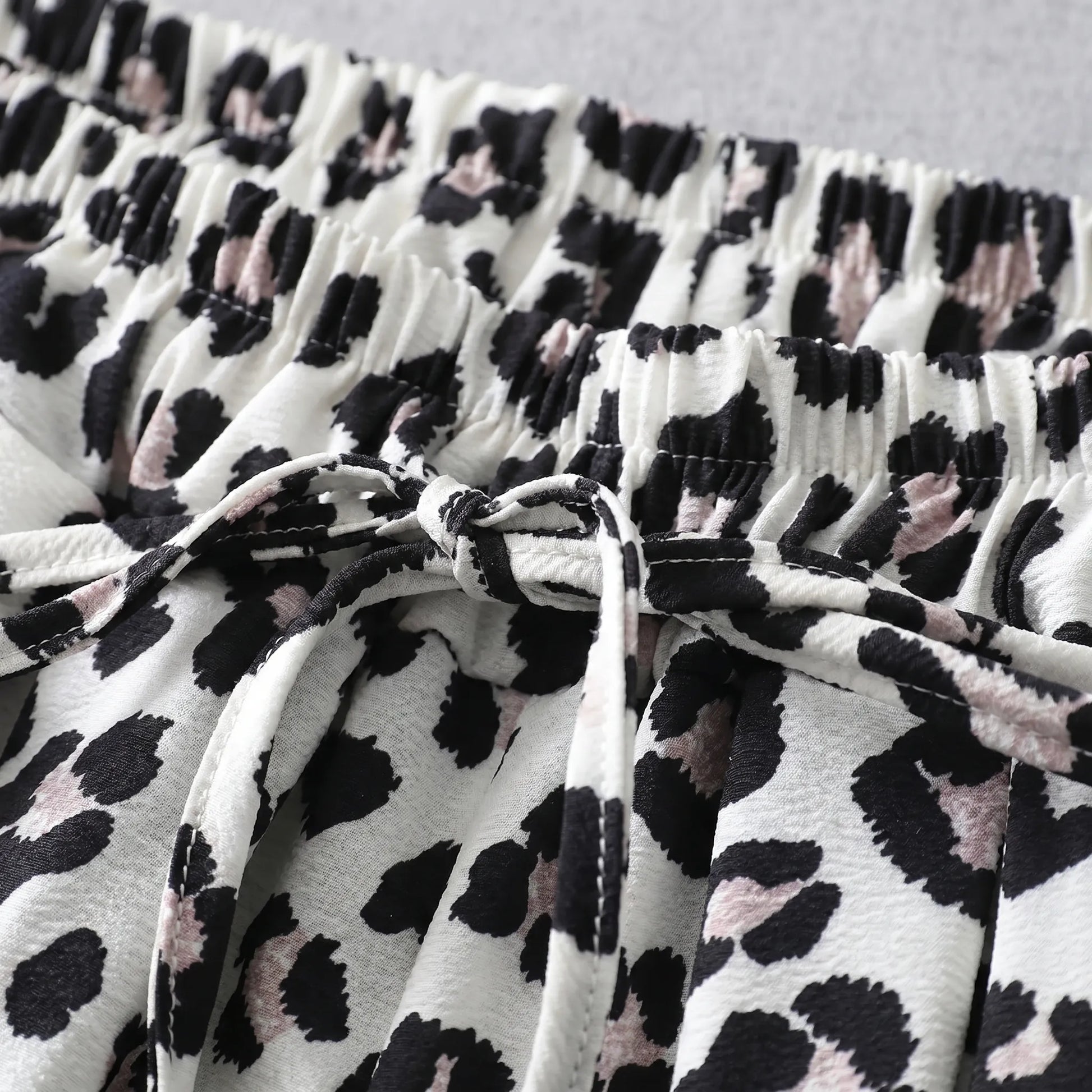 Weit Geschnittene Hose Mit Animal-Print - Prowlise