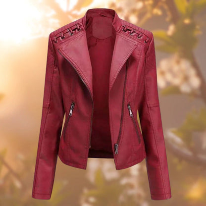 Rote Damen-Lederjacke mit Reißverschlüssen, modisch, Herbstmode, stilvoll, elegant.