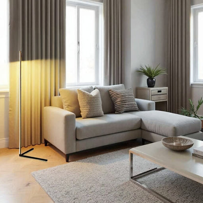 Stehleuchte beleuchtet einen Vorhang in einem hellen Wohnzimmer mit beigem Ecksofa, Couchtisch und Zimmerpflanzen 10