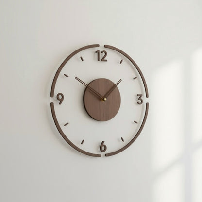 Frontansicht der Wanduhr mit transparentem Acrylzifferblatt, Holzring, Holzziffern und runder Holzscheibe an heller Wand 1