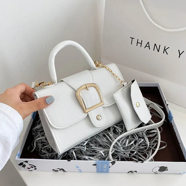 Weiße Damenhandtasche aus Leder mit goldener Schnalle und abnehmbarem Riemen in Geschenkbox.