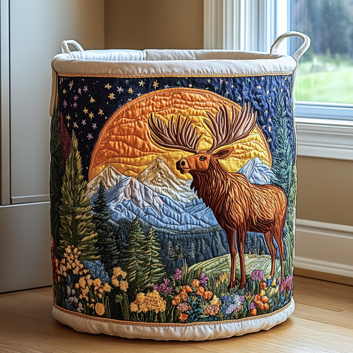 Gesteppter Korb mit Elch vor großem orangem Mond, Sternenhimmel, Bergen und bunten Blumen, cremefarbener Rand. 8