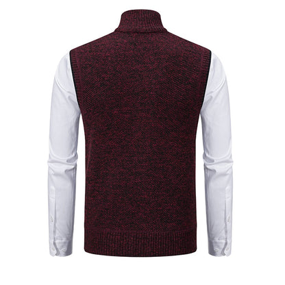 Weinroter Herrenstrickpullover mit Rollkragen, ärmellos, über weißem Hemd.