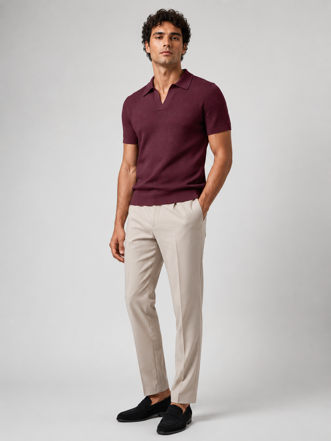 Ganzkörperansicht eines Models im weinroten Strickpolo mit beiger Hose und schwarzen Loafern 23