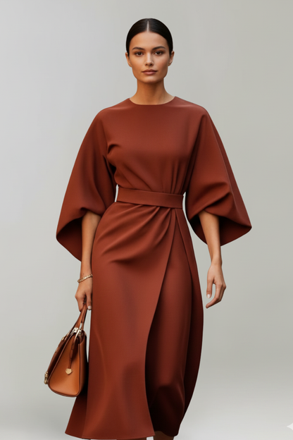 Model im rostbraunen Kleid mit weiten Ärmeln, gerafftem Gürtel und Wickelrock, dazu eine cognacfarbene Handtasche 8