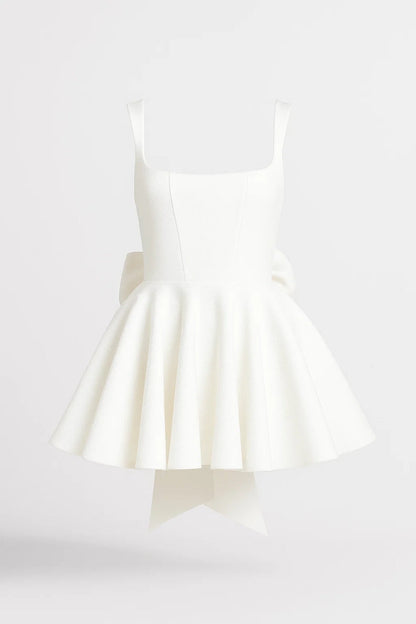 Cremeweißes Minikleid mit eckigem Ausschnitt, Bustier-Oberteil und weitem Rock, frei stehend von vorn fotografiert 1