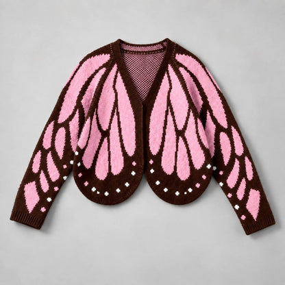 Flach ausgelegte Strickjacke mit rosa Flügelmuster auf dunkelbraunem Grund, gerippte Bündchen an den Ärmeln 3