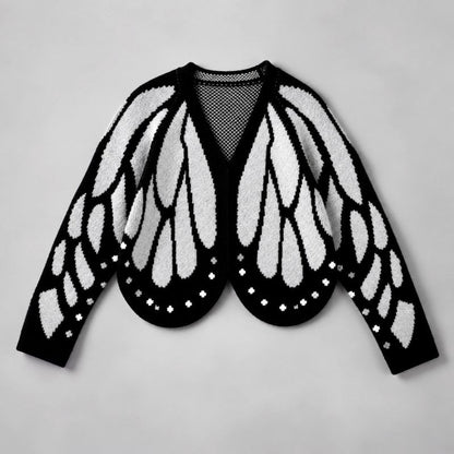 Flach ausgelegte Strickjacke mit hellgrauem Flügelmuster auf schwarzem Grund, abgerundeter Saum mit weißen Punkten 4