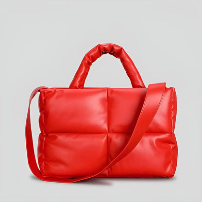 Rote gesteppte Handtasche aus Leder mit Schulterriemen, modisches Accessoire für Damen.