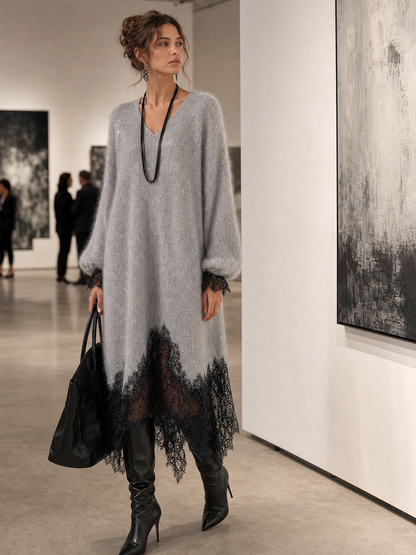Model trägt das graue Strickkleid in einer Kunstgalerie, dazu lange Kette, schwarze Stiefel und Tasche 3