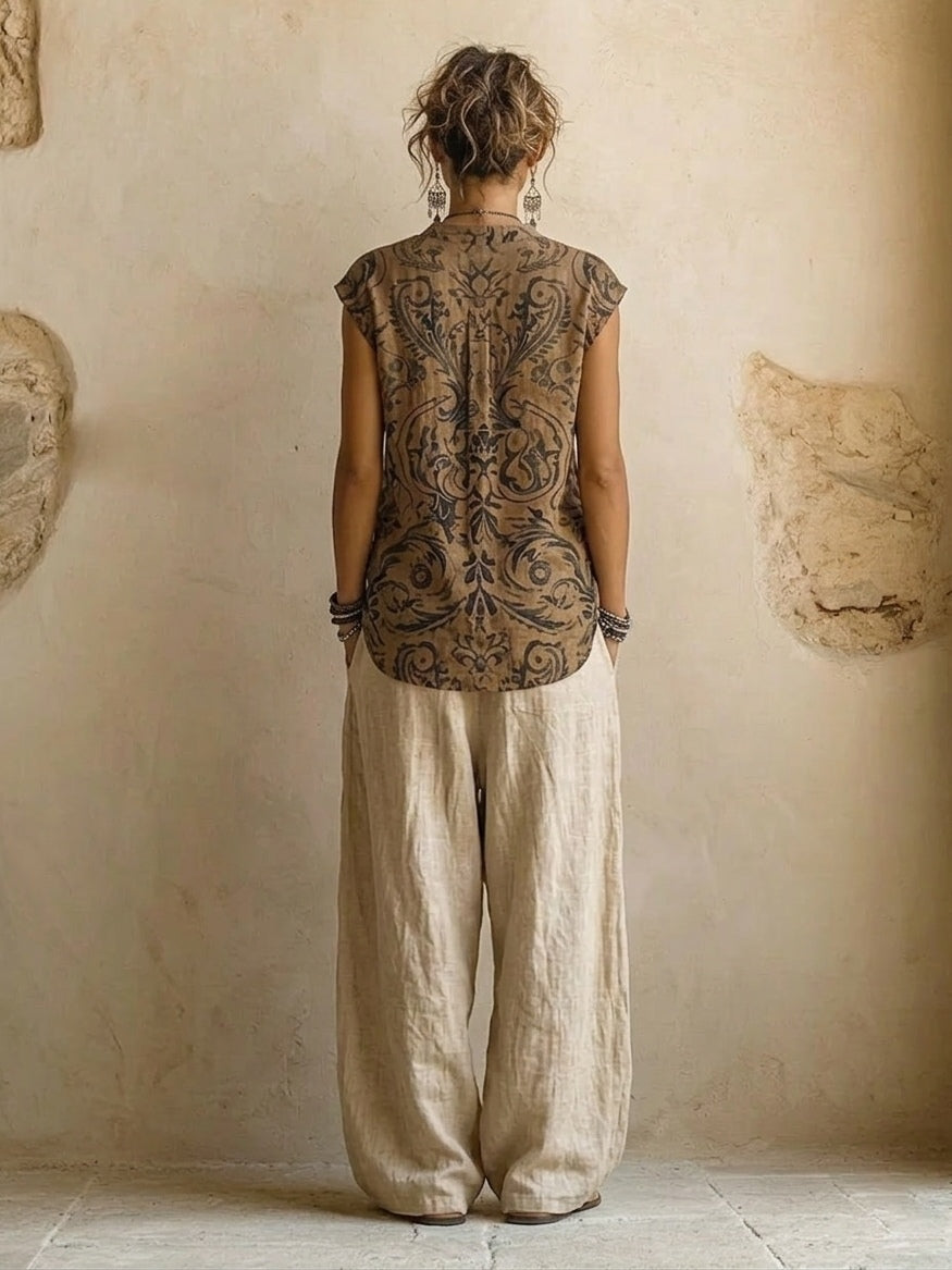 Rückansicht von Top mit großflächigem Ornamentmuster und weiter beiger Hose, ohne den langen Mantel 3