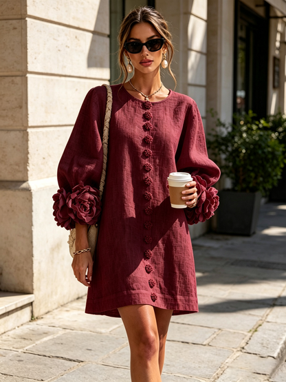 Weinrotes Kleid mit Blütenknöpfen und Rosenmanschetten, auf der Straße getragen mit Sonnenbrille, geflochtener Tasche und Kaffeebecher. 38