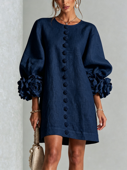 Das Kleid in Dunkelblau, von vorn getragen, mit Stoffblüten an den Ärmelenden 3
