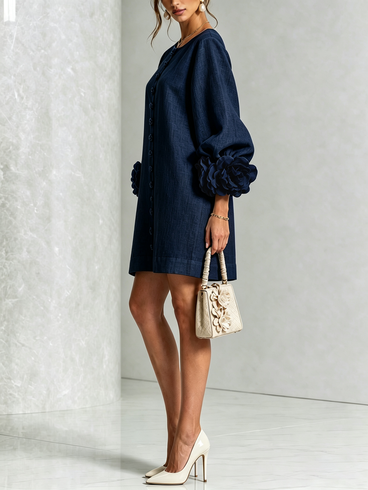 Marineblaues Minikleid von der Seite, Model mit beiger Handtasche und hellen Pumps, Rosenmanschette am Puffärmel. 12