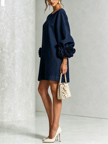 Marineblaues Minikleid von der Seite, Model mit beiger Handtasche und hellen Pumps, Rosenmanschette am Puffärmel. 12
