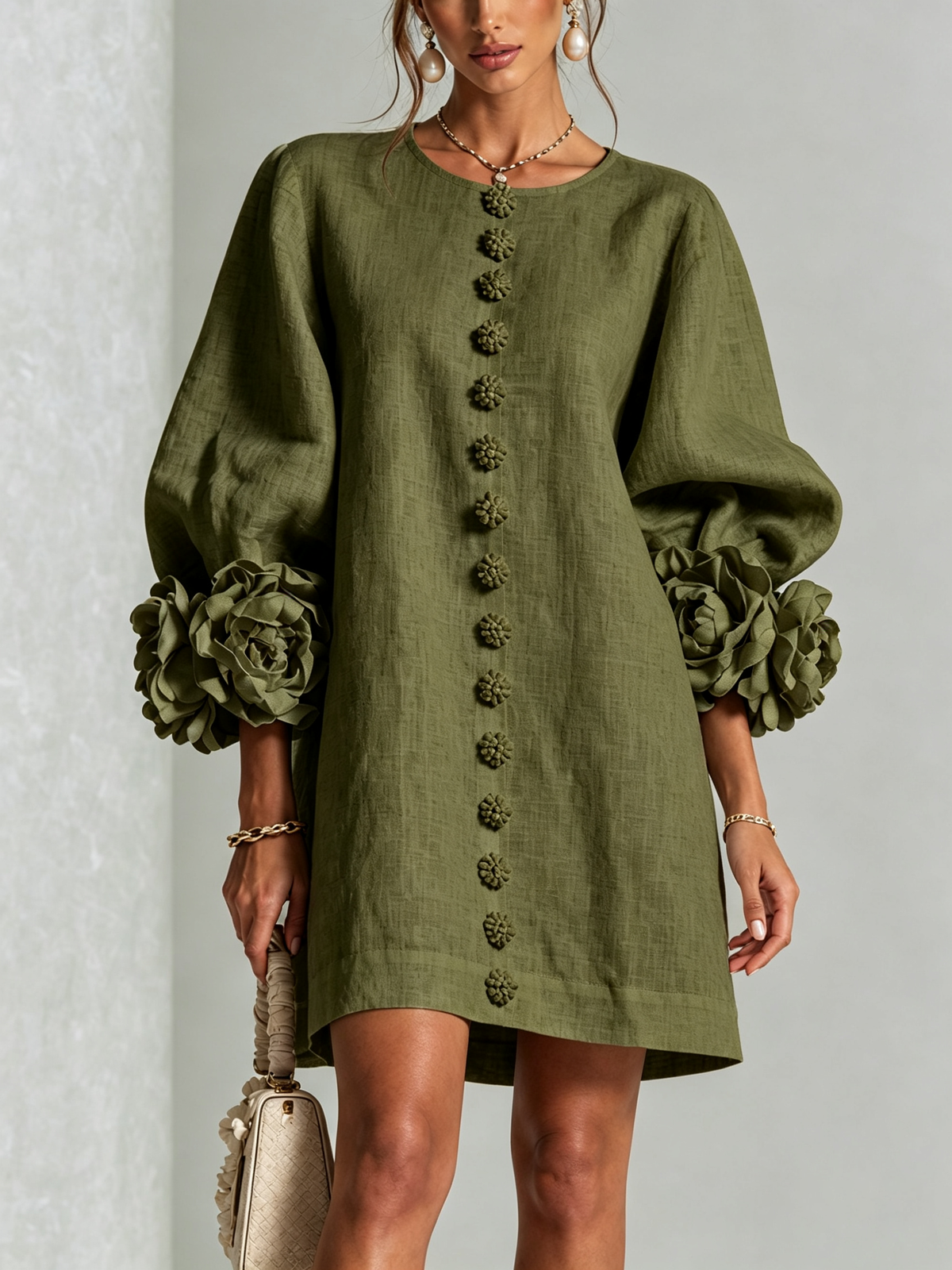 Olivgrünes Minikleid mit Puffärmeln, Rosenmanschetten und Blumenknopfleiste, Frontansicht am Model. 7