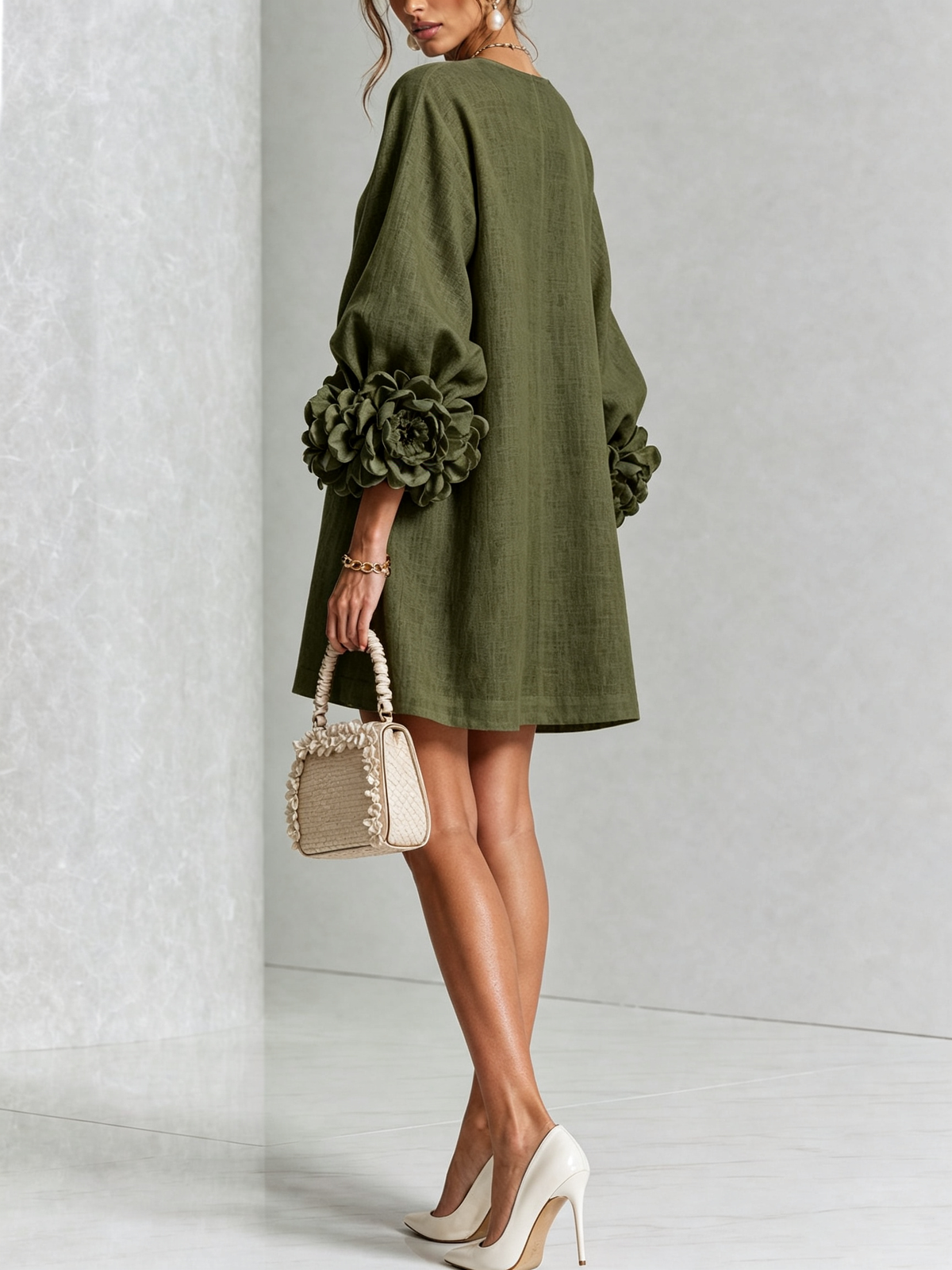 Olivgrünes Minikleid von hinten, Model blickt zur Seite, Rosenmanschetten an den Ärmeln gut zu erkennen. 9