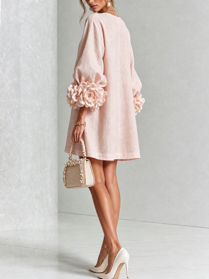 Rosafarbenes Kleid von hinten und seitlich getragen, mit großen Rosenmanschetten an den Puffärmeln, dazu cremefarbene Handtasche und Pumps. 21
