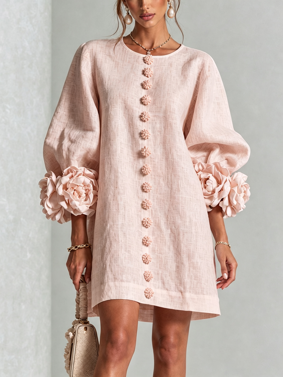 Zartrosa Minikleid mit Puffärmeln, Rosenmanschetten und Blumenknopfleiste, Frontansicht am Model. 19