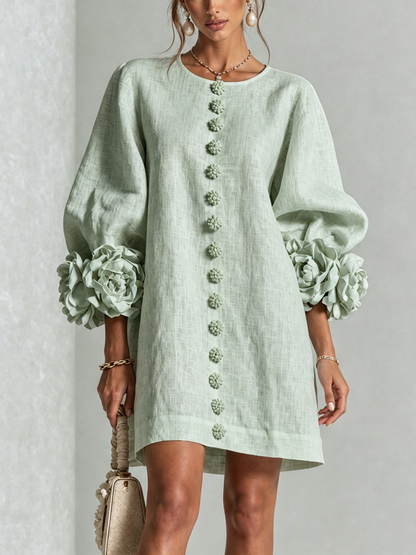 Mintgrünes Kleid frontal als Nahaufnahme mit Blütenknopfleiste, weiten Puffärmeln und großen Rosenmanschetten im Studio. 31