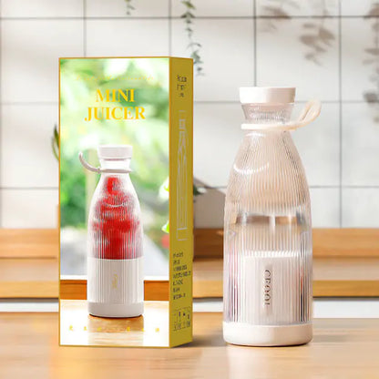 Transparenter Mini-Entsafter aus Kunststoff, weiß, mit Verpackung, ideal für frische Säfte.