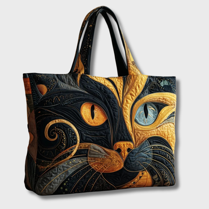 Seitliche Ansicht der gesteppten Tasche mit Katzenmotiv und zwei schwarzen Henkeln vor hellem Hintergrund 2