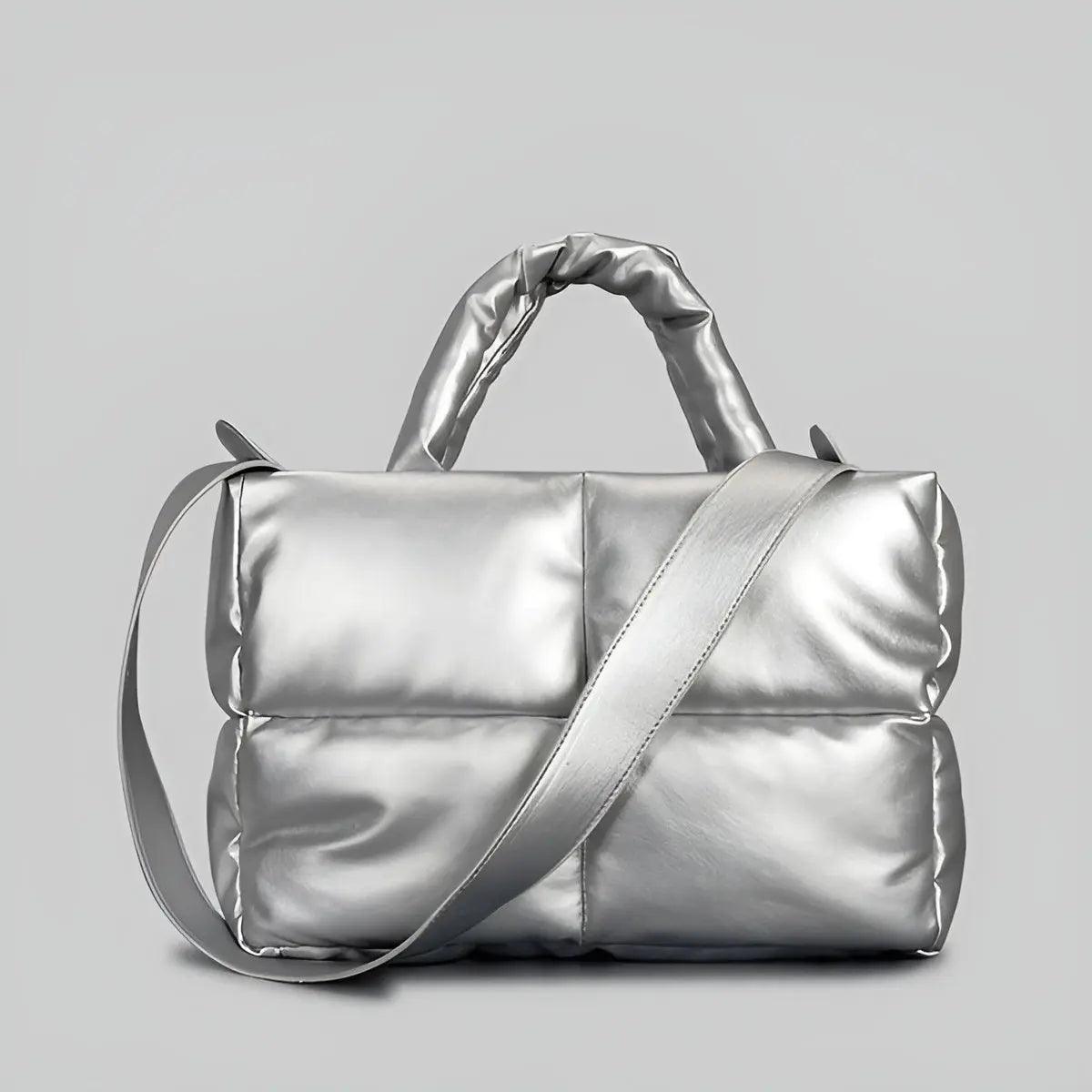 Silberne gesteppte Handtasche mit Schulterriemen, modisch, Damenaccessoire, elegant.