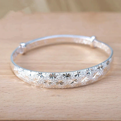 Silberne Damenarmband mit Sternenmuster, modisch, elegant, Schmuck, Accessoire, Geschenk.