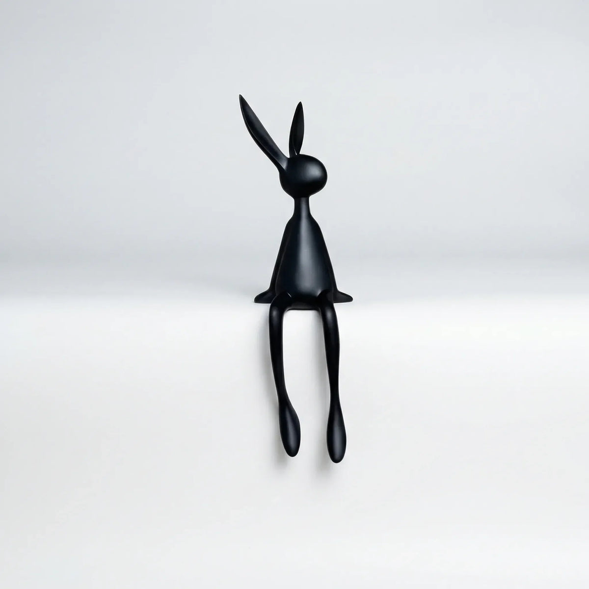 Zittend Konijnfiguur In Minimalistisch Ontwerp - Lapelo