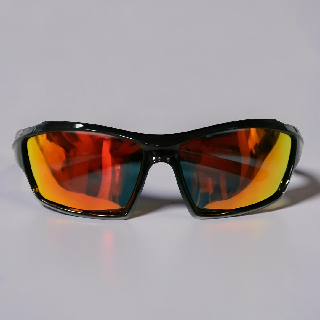 Frontansicht der schwarzen Sportbrille mit orange-rot verspiegelten Gläsern vor hellgrauem Hintergrund 12