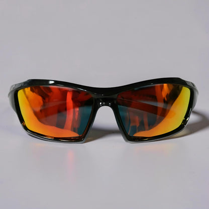 Frontansicht der schwarzen Sportbrille mit orange-rot verspiegelten Gläsern vor hellgrauem Hintergrund 12
