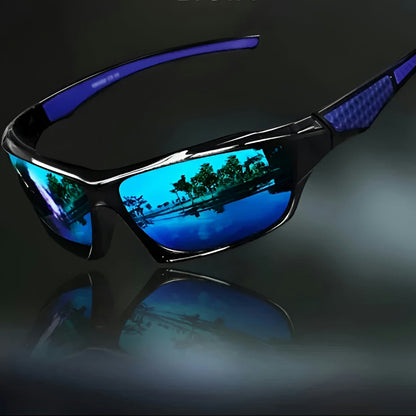 Sportbrille mit blau verspiegelten Gläsern und blauen Bügelakzenten, schräg vor dunklem Hintergrund mit Spiegelung 7