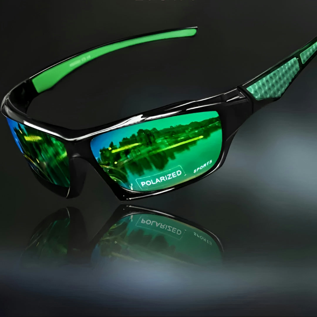Sportbrille mit grün verspiegelten Gläsern und grünen Bügelakzenten, schräg vor dunklem Hintergrund mit Spiegelung 11